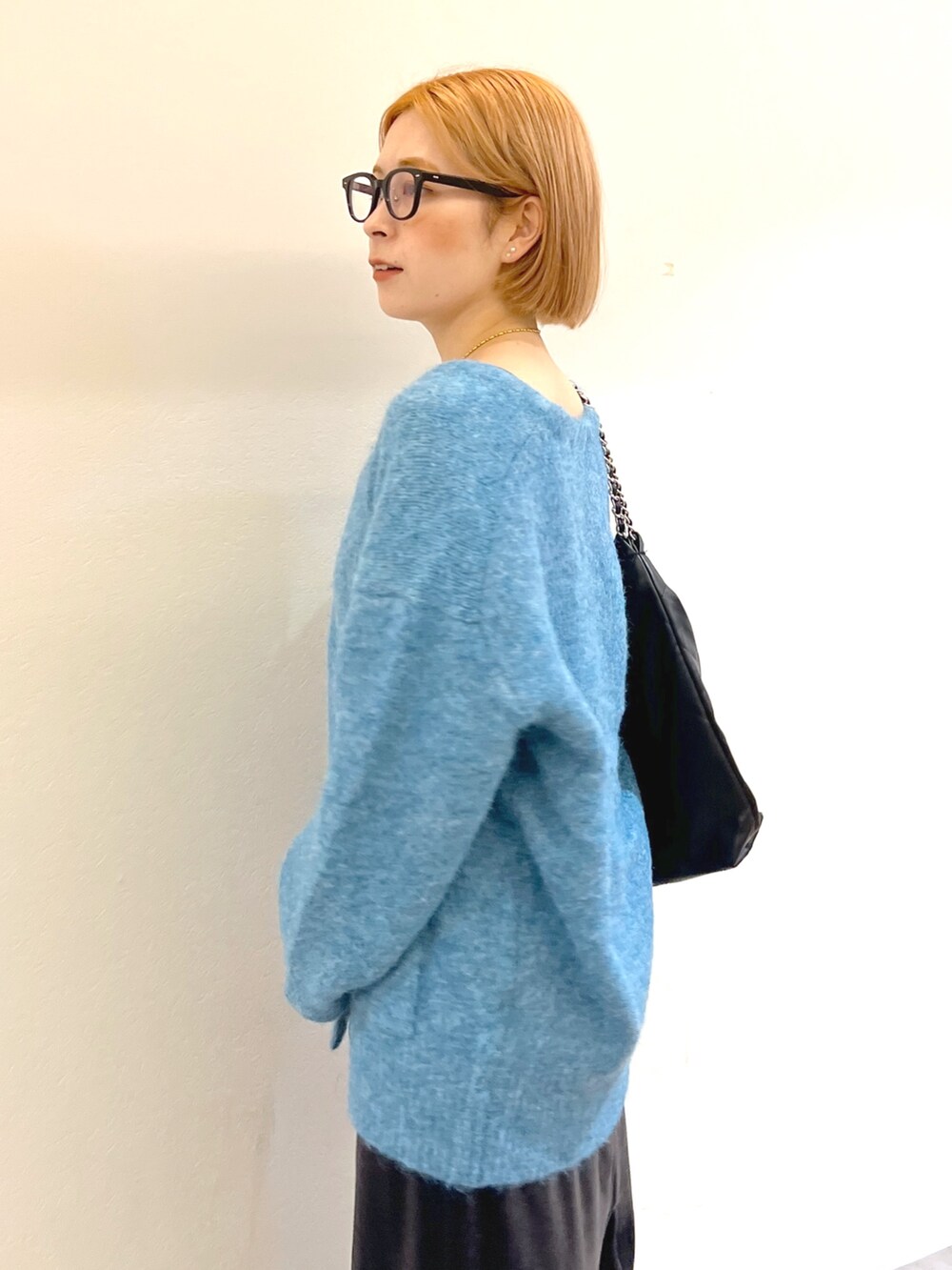 グレー系のワンピース、ブルー系のカーディガン/ボレロ、ブラウン系のトートバッグを着用したレディースの秋コーディネートの5枚目の写真