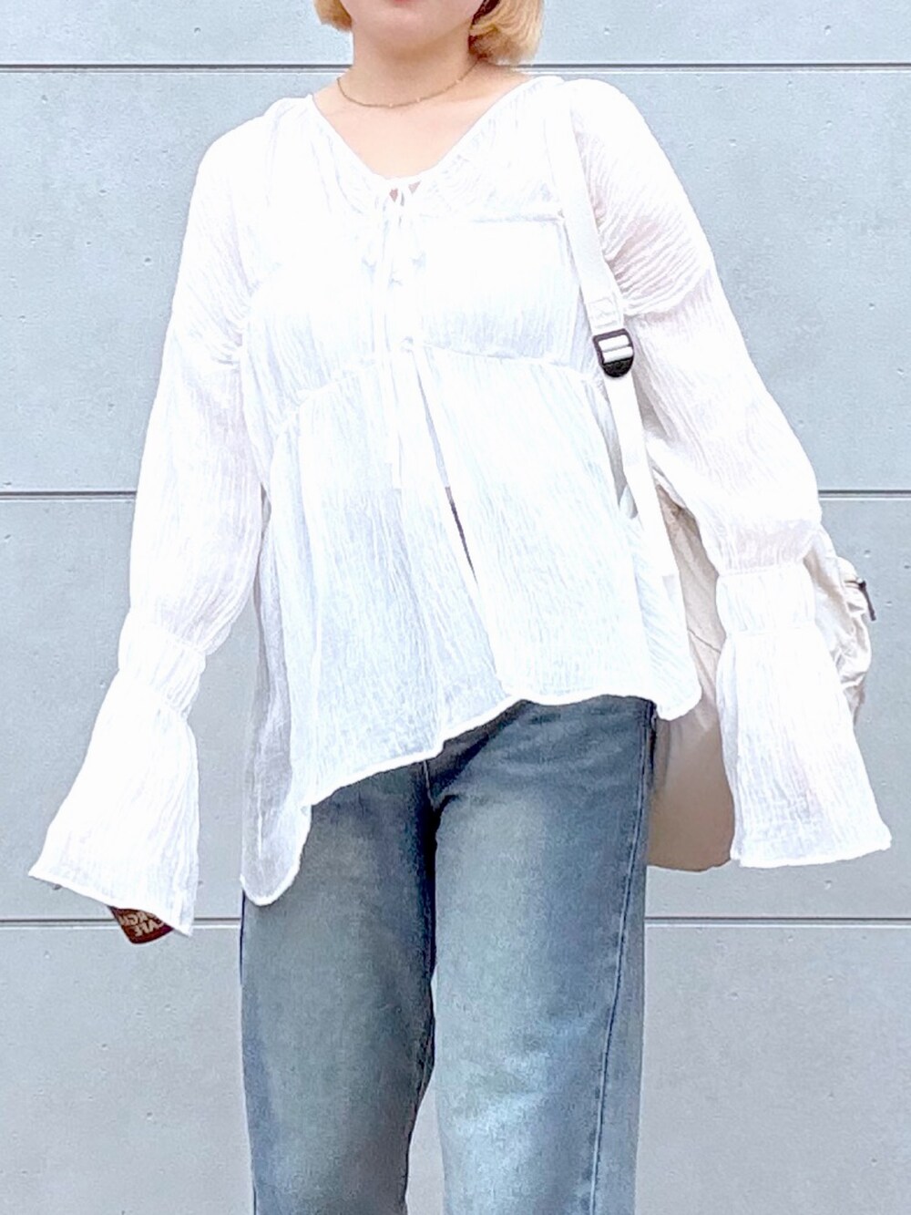 ブルー系のデニムパンツ、ホワイト系のシャツ/ブラウスを着用したレディースの夏コーディネートの4枚目の写真