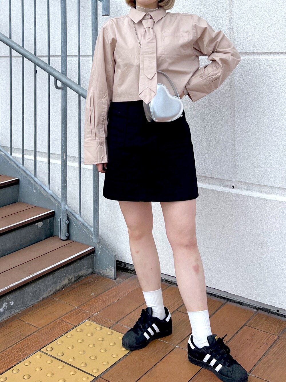 ブラウン系のテーラードジャケット、ベージュ系のシャツ/ブラウス、ブラック系のスカートを着用したレディースの冬コーディネートの5枚目の写真