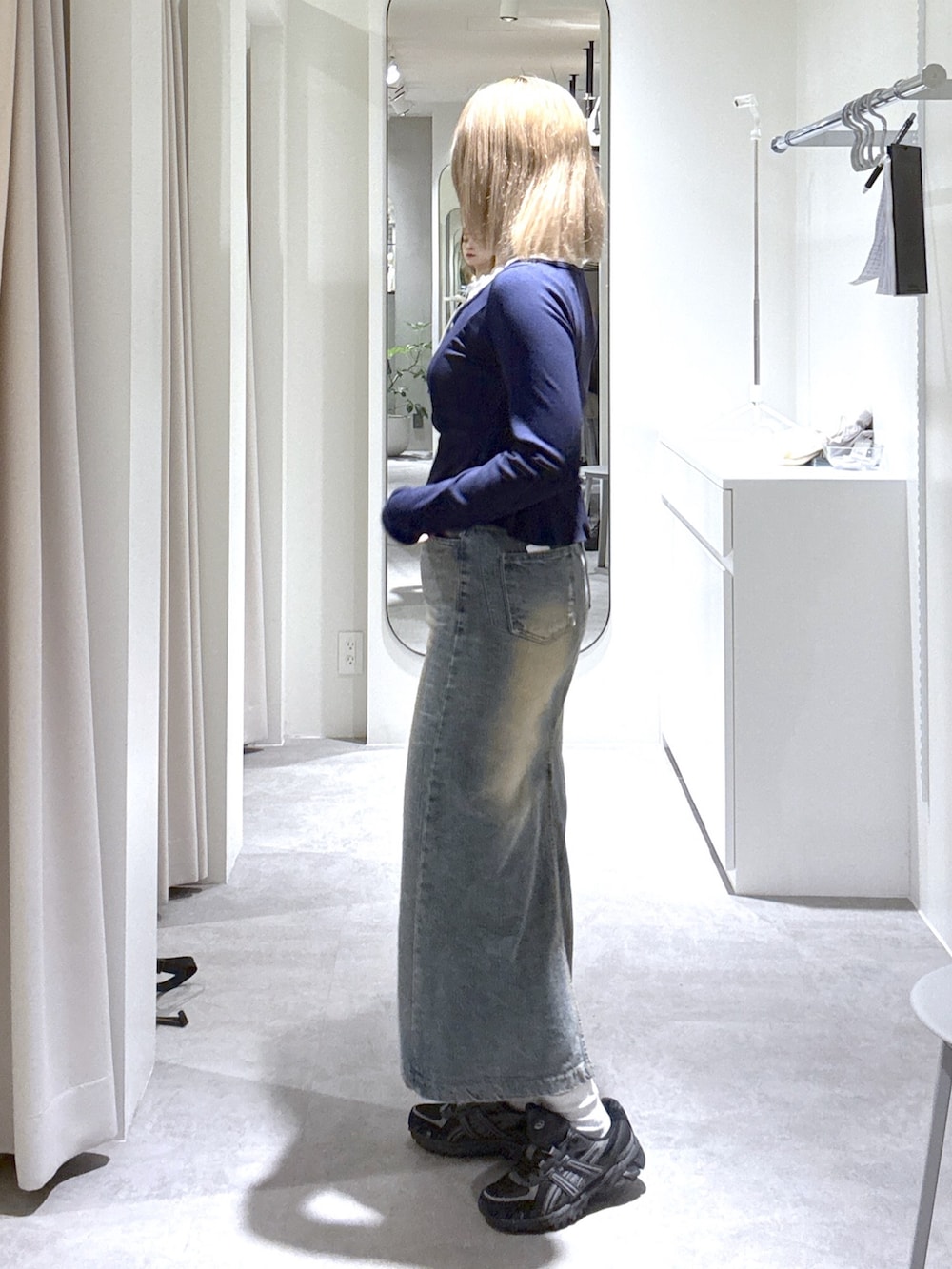 ブルー系のTシャツ/カットソーを着用したレディースの春コーディネートの2枚目の写真