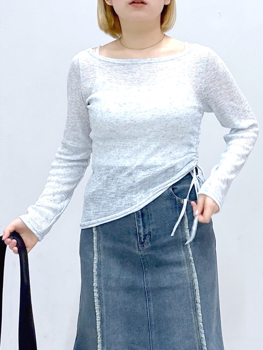 ブルー系のスカート、ブラック系のショルダーバッグ、ブルー系のTシャツ/カットソーを着用したレディースの春コーディネートの4枚目の写真