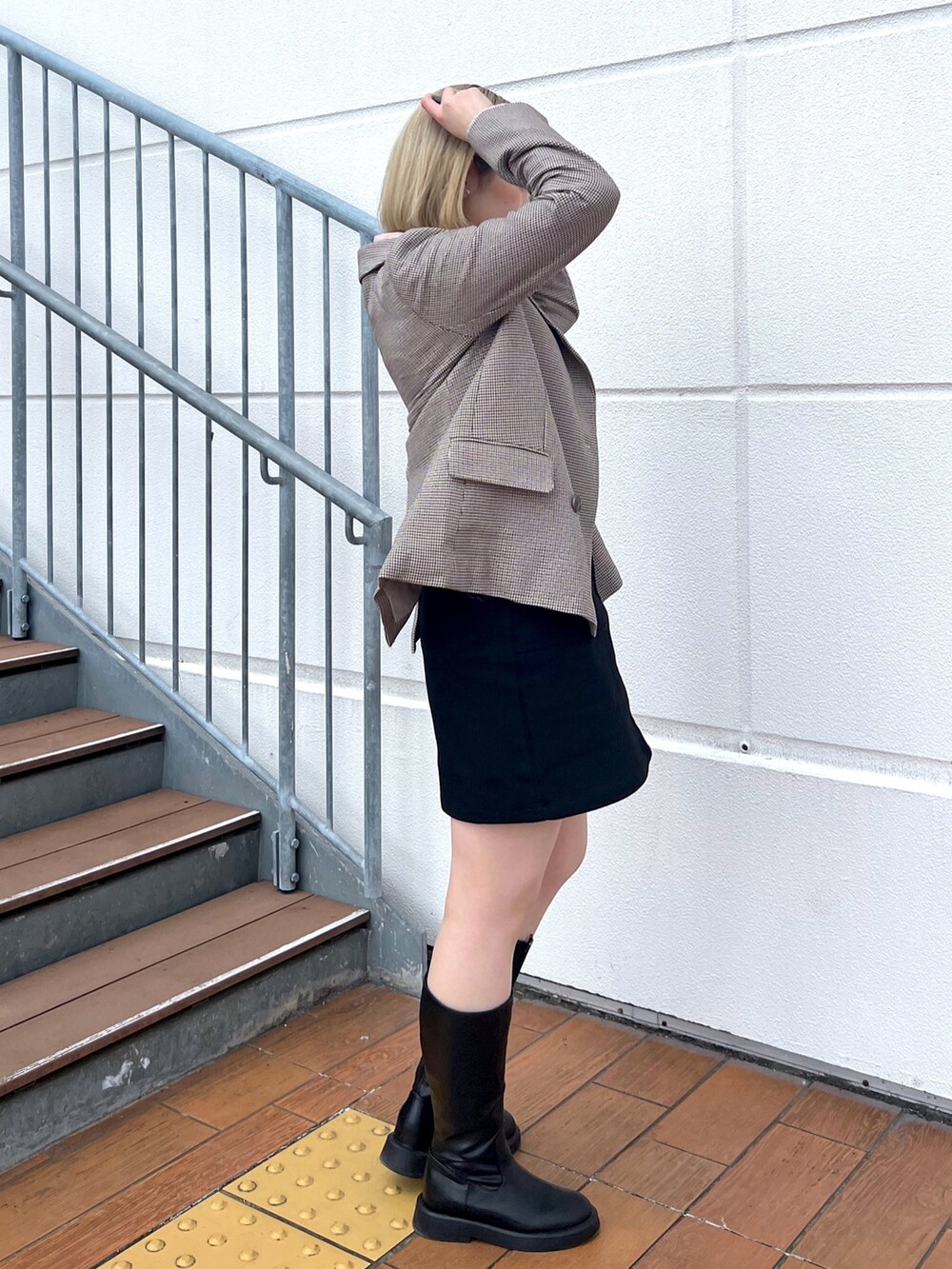 ブラウン系のテーラードジャケット、ベージュ系のシャツ/ブラウス、ブラック系のスカートを着用したレディースの冬コーディネートの3枚目の写真