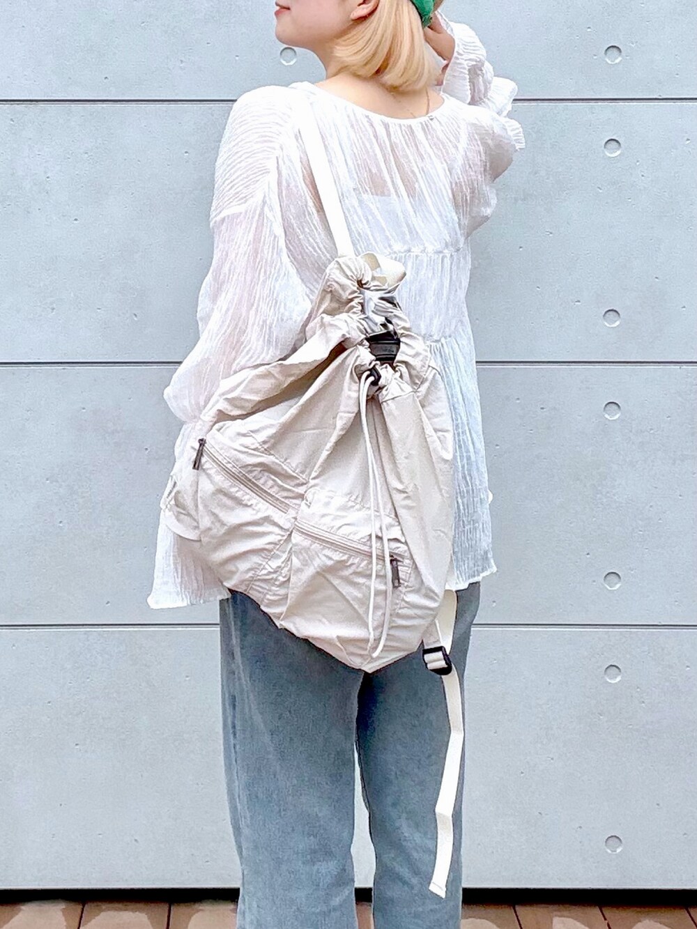 ブルー系のデニムパンツ、ホワイト系のシャツ/ブラウスを着用したレディースの夏コーディネートの3枚目の写真