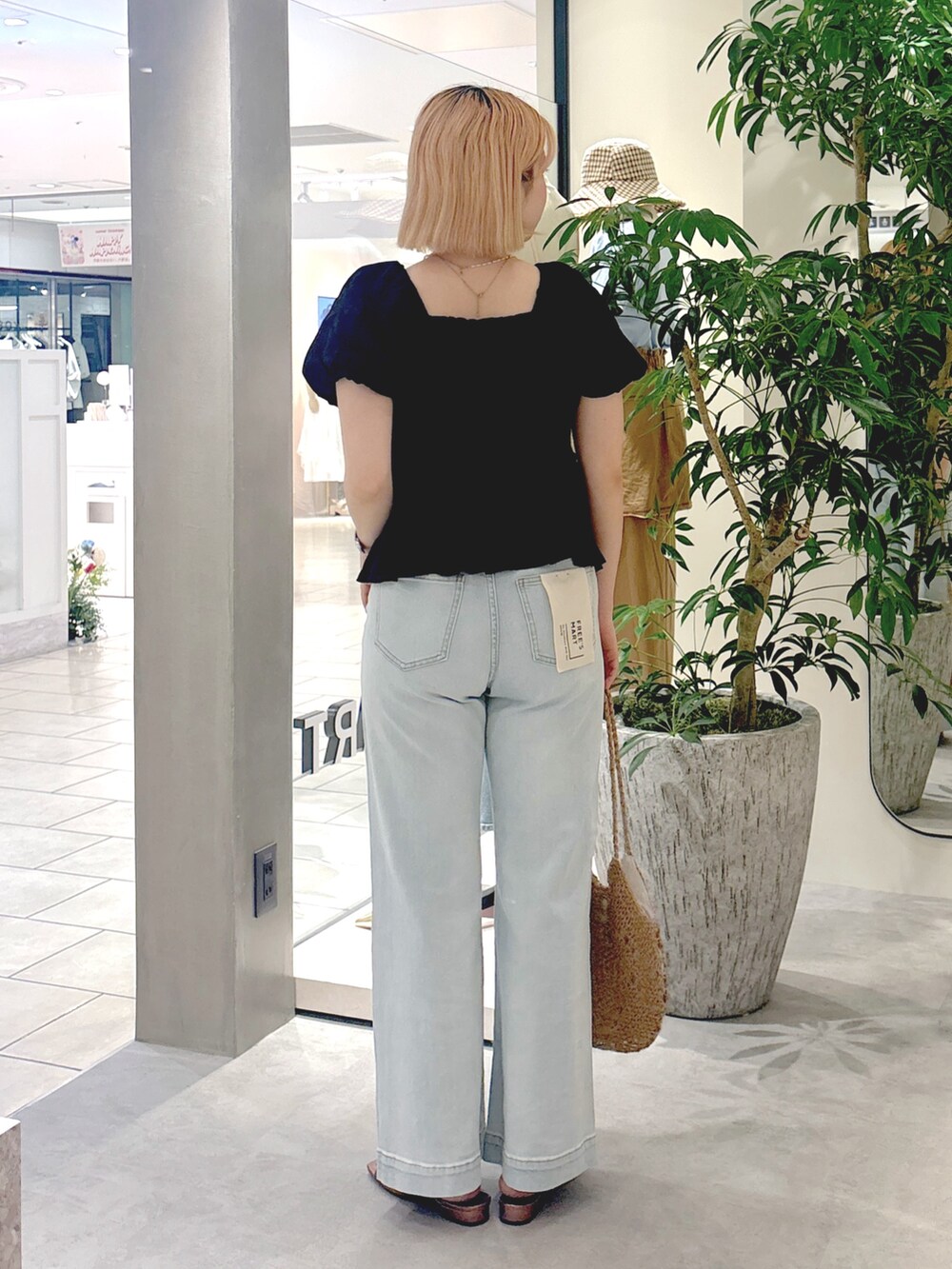 ブラック系のシャツ/ブラウス、ブルー系のデニムパンツ、ブラウン系のサンダルを着用したレディースの春コーディネートの3枚目の写真