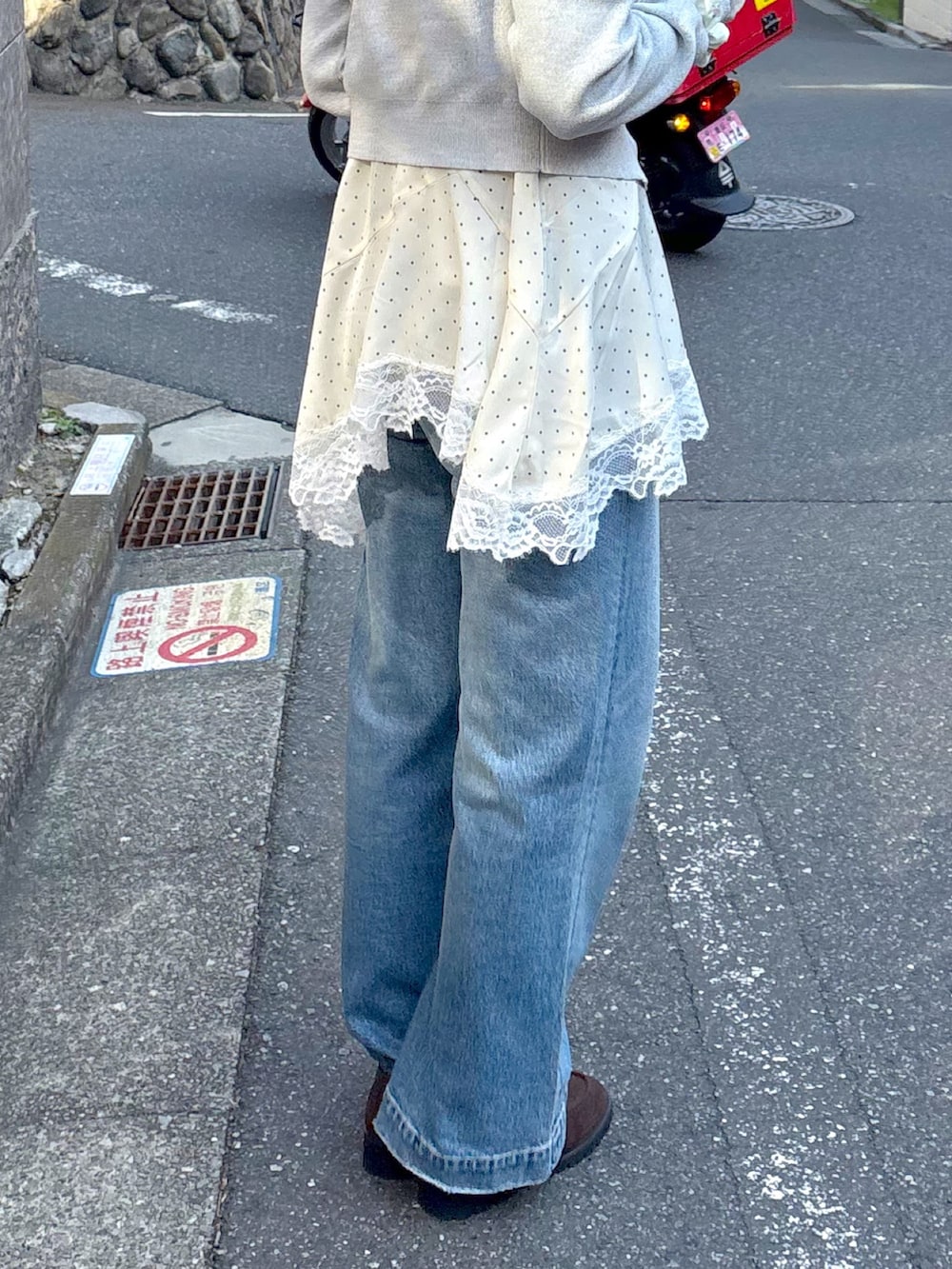 グレー系のニット/セーター、ホワイト系のワンピース、ホワイト系のニットキャップ/ビーニーを着用したレディースの春コーディネートの6枚目の写真