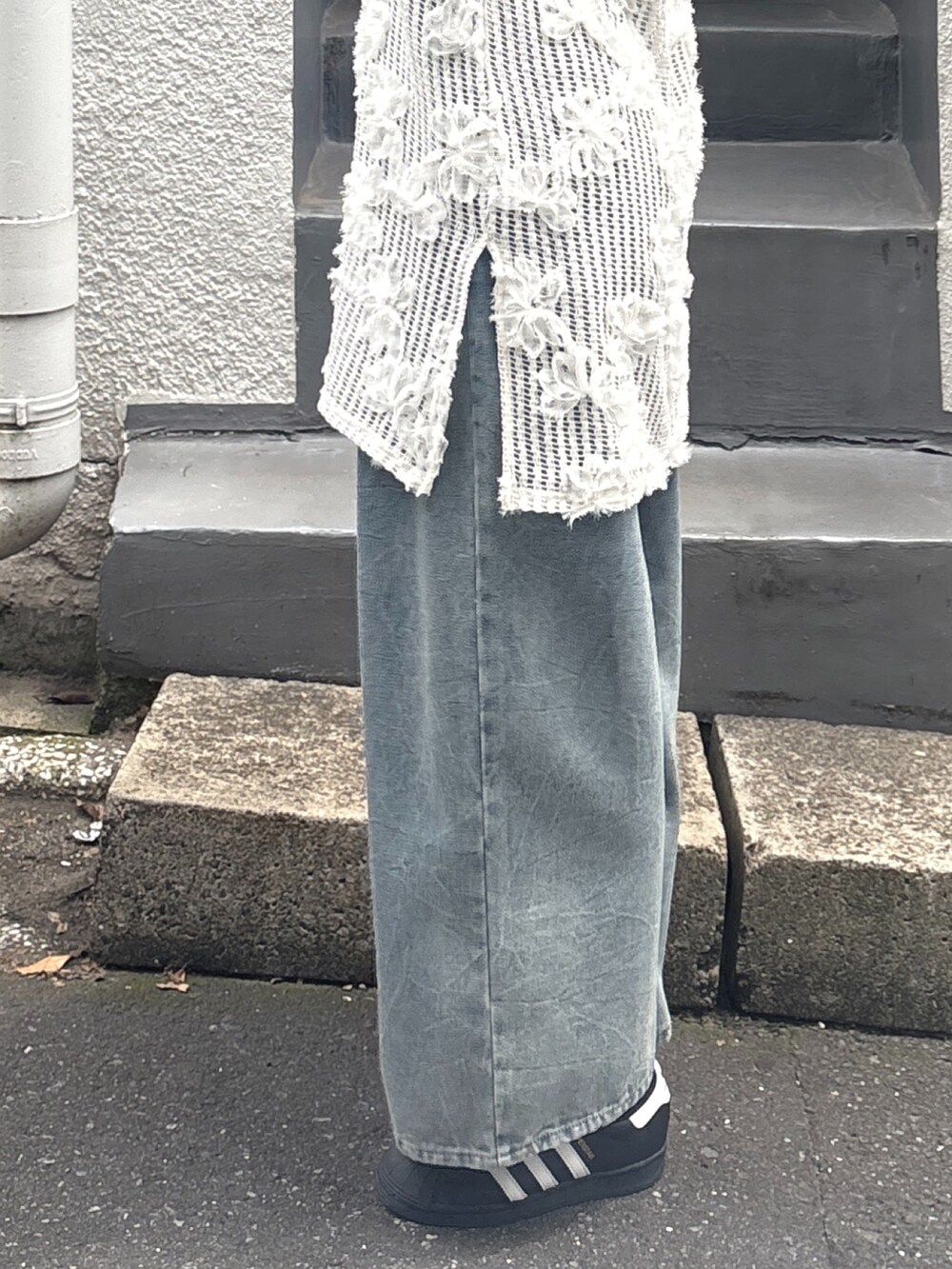 ブルー系のTシャツ/カットソー、ホワイト系のワンピース、ブルー系のその他パンツを着用したレディースの夏コーディネートの6枚目の写真