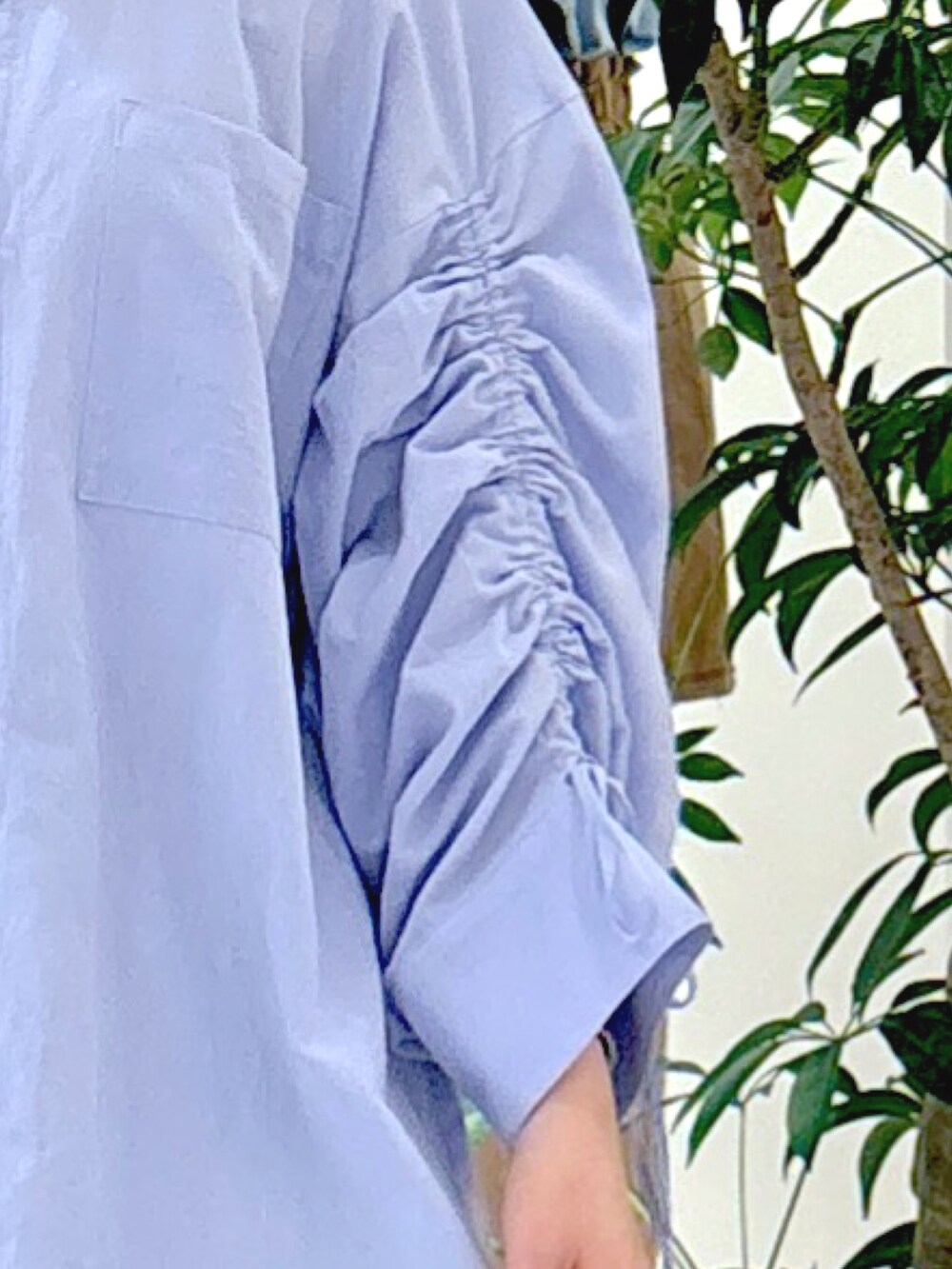 ブルー系のシャツ/ブラウス、ブルー系のデニムパンツ、ブラック系のパンプスを着用したレディースの春コーディネートの5枚目の写真