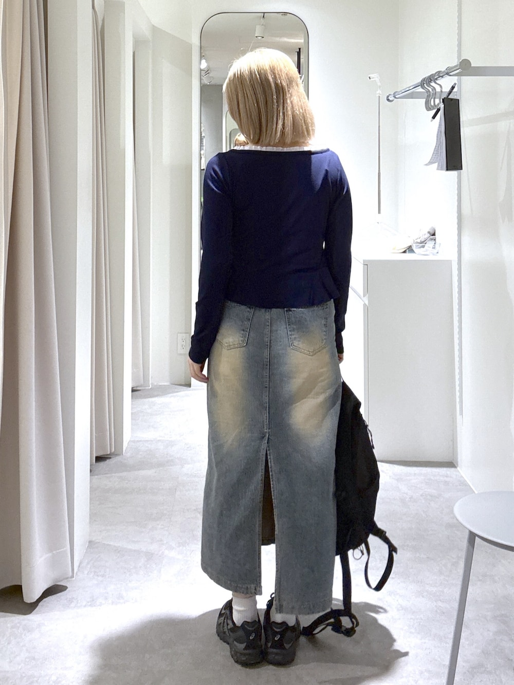 ブルー系のTシャツ/カットソーを着用したレディースの春コーディネートの3枚目の写真