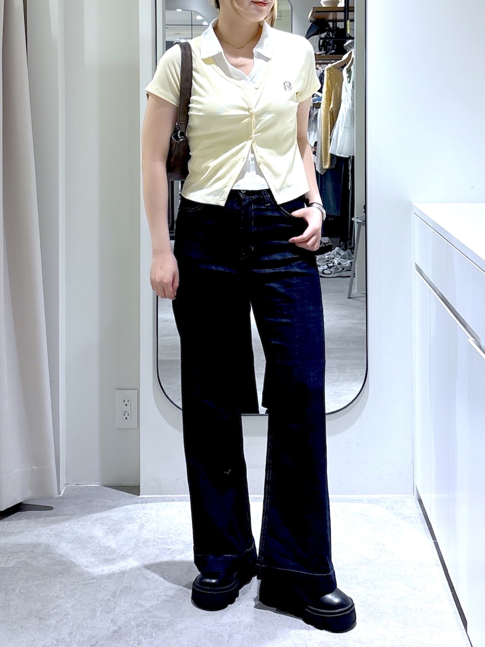 ホワイト系のTシャツ/カットソー、ブルー系のデニムパンツを着用したレディースの夏コーディネートの4枚目の写真