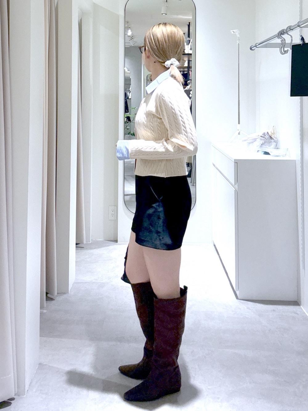 ホワイト系のニット/セーター、ブラック系のその他パンツ、ブラック系のボストンバッグを着用したレディースの冬コーディネートの3枚目の写真