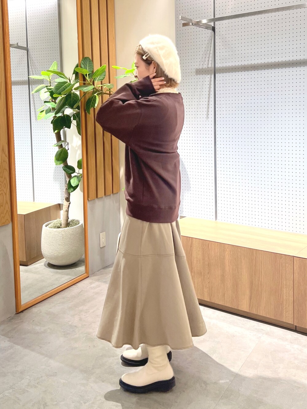 ブラウン系のワンピース、ホワイト系のTシャツ/カットソー、ブラウン系のTシャツ/カットソーを着用したレディースの秋コーディネートの3枚目の写真