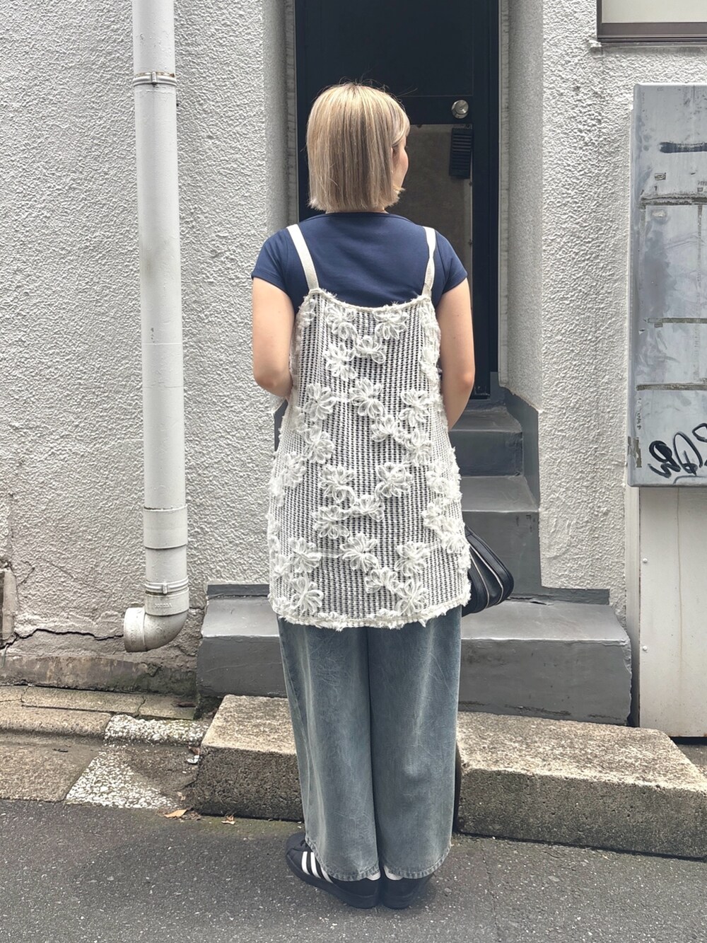 ブルー系のTシャツ/カットソー、ホワイト系のワンピース、ブルー系のその他パンツを着用したレディースの夏コーディネートの4枚目の写真