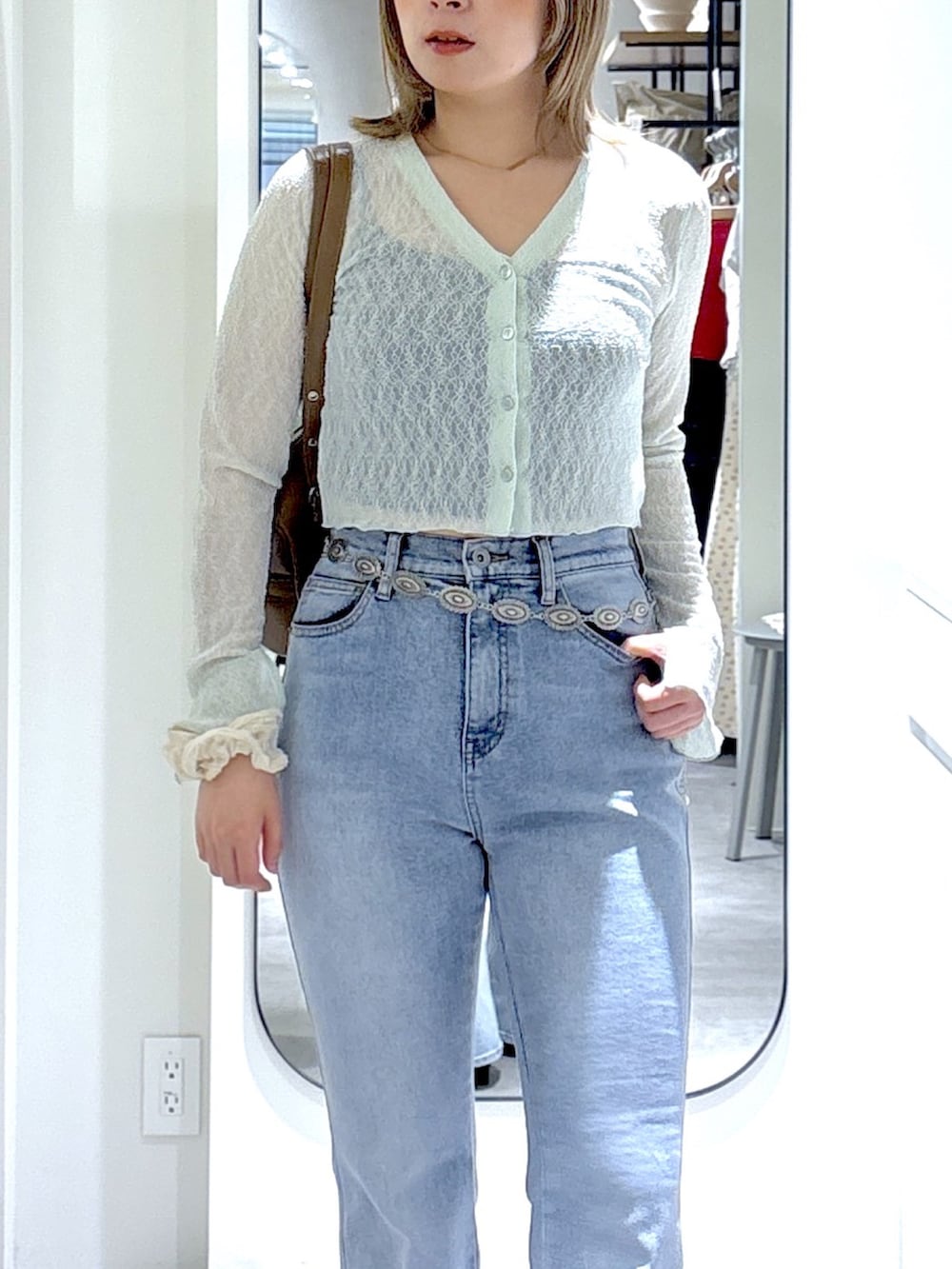 グリーン系のTシャツ/カットソー、ブルー系のデニムパンツ、ブラウン系のショルダーバッグを着用したレディースの夏コーディネートの5枚目の写真