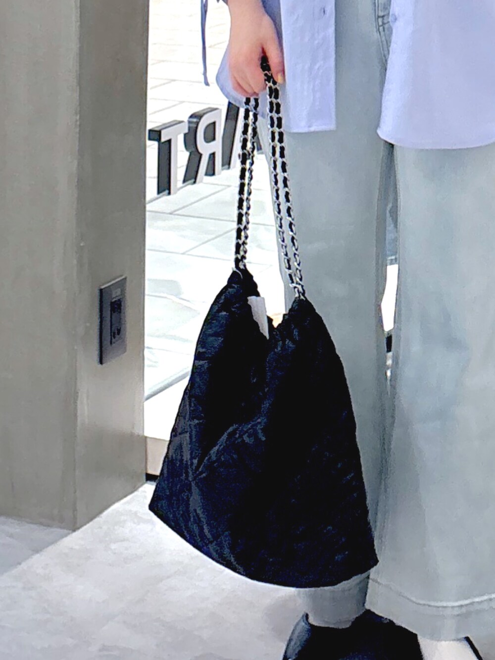 ブルー系のシャツ/ブラウス、ブルー系のデニムパンツ、ブラック系のパンプスを着用したレディースの春コーディネートの7枚目の写真