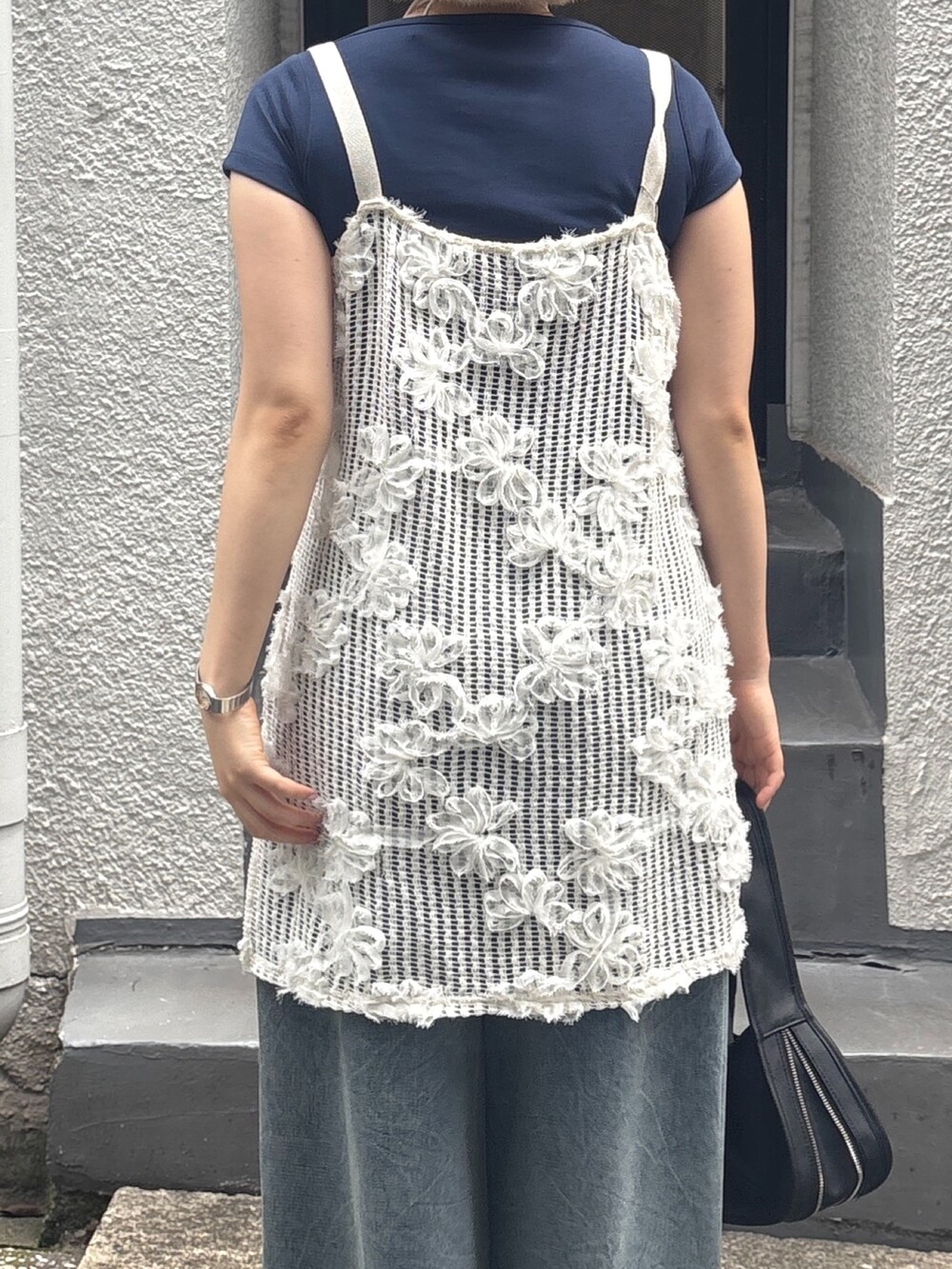 ブルー系のTシャツ/カットソー、ホワイト系のワンピース、ブルー系のその他パンツを着用したレディースの夏コーディネートの5枚目の写真