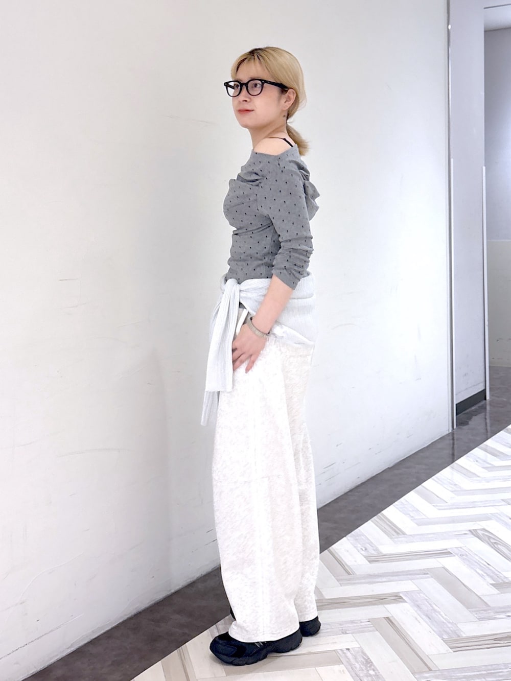 グレー系のTシャツ/カットソー、レッド系のショルダーバッグを着用したレディースの秋コーディネートの2枚目の写真