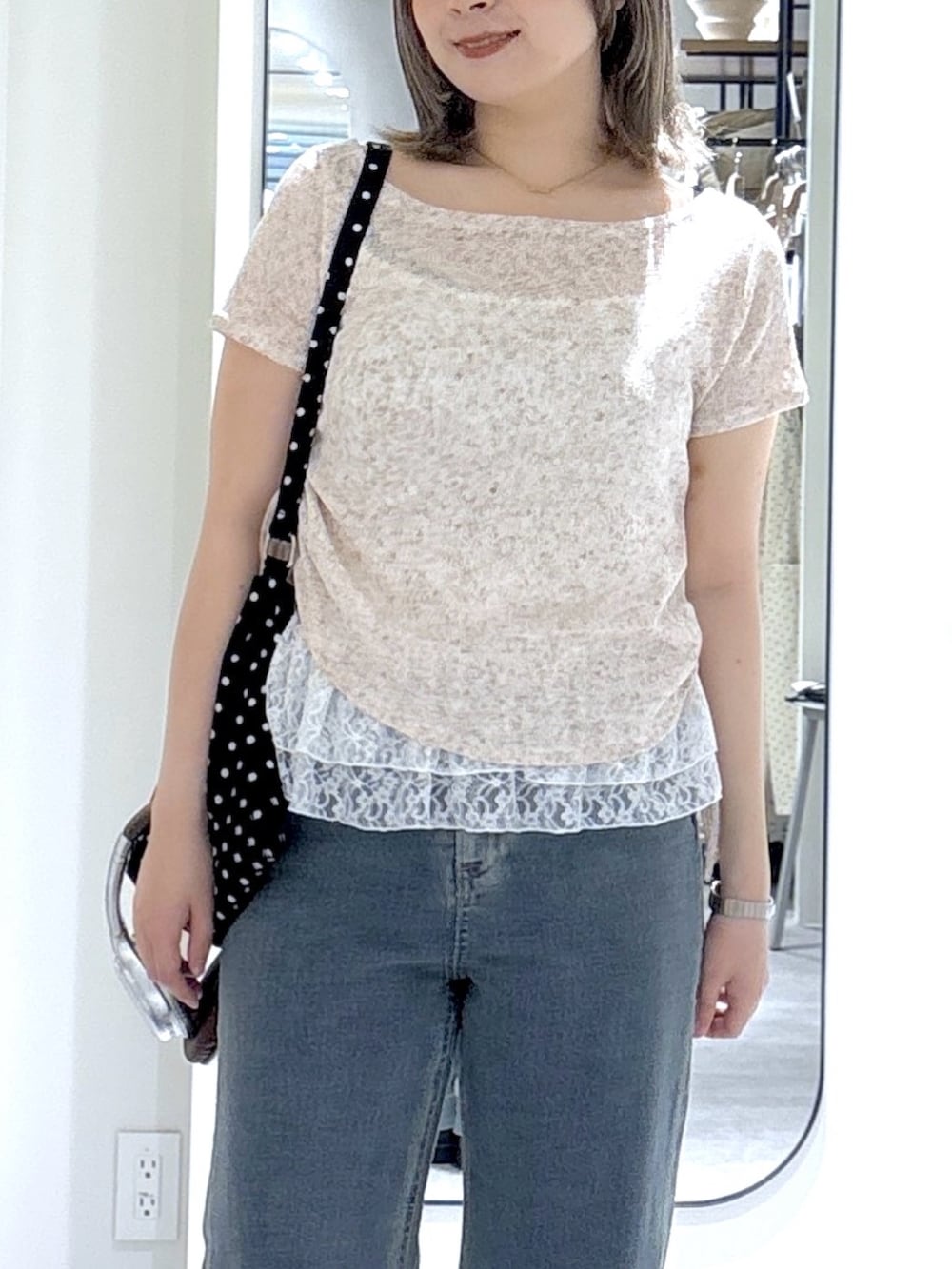 ブラウン系のTシャツ/カットソー、ブルー系のデニムパンツを着用したレディースの夏コーディネートの4枚目の写真