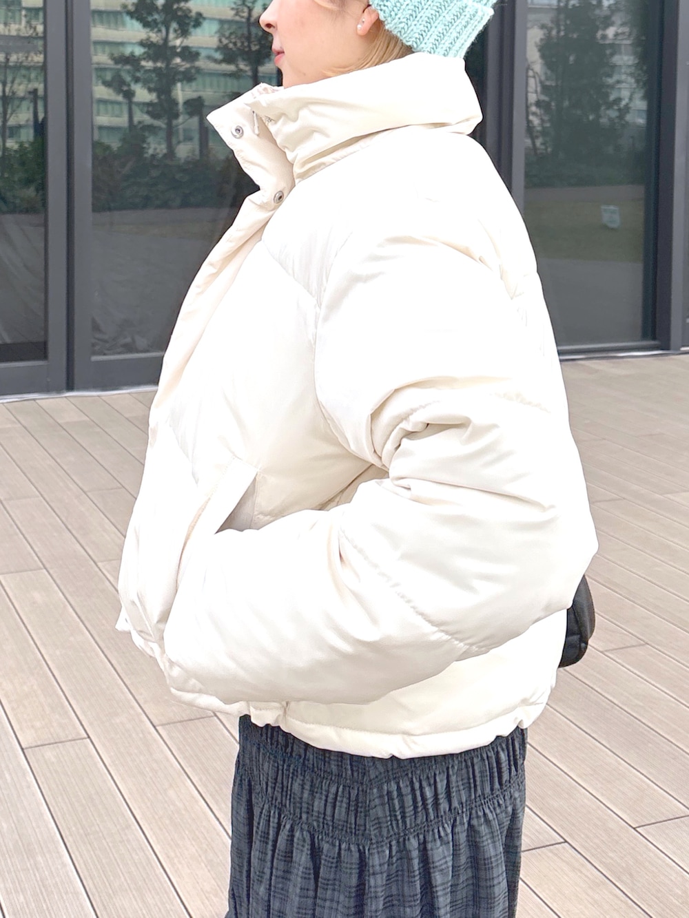 ブラック系のスカート、グリーン系のブルゾン、ブラック系のショルダーバッグを着用したレディースの冬コーディネートの4枚目の写真