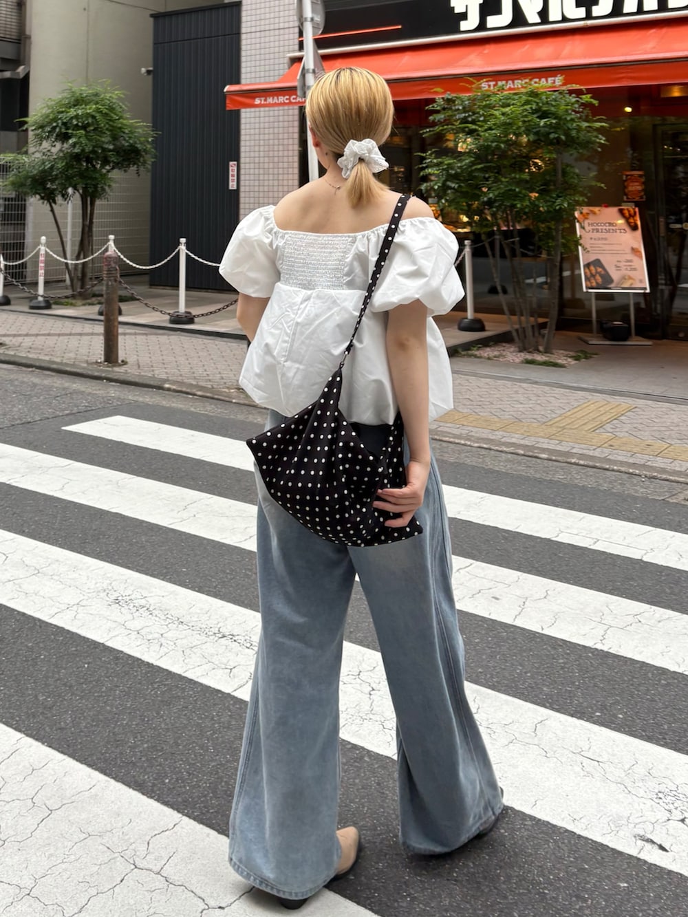 ブルー系のデニムパンツを着用したレディースの夏コーディネートの2枚目の写真
