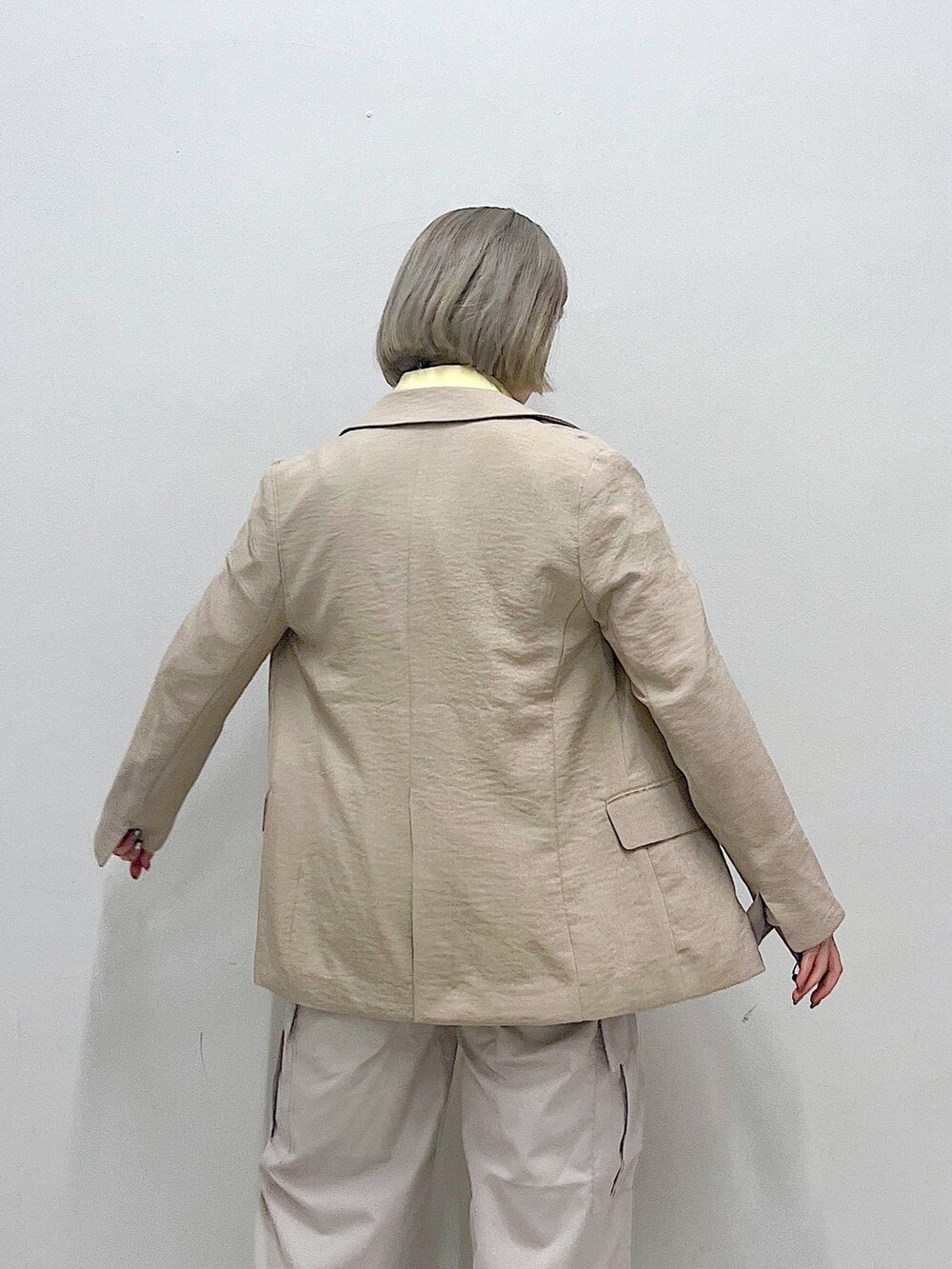 ベージュ系のカーゴパンツ、ベージュ系のテーラードジャケット、イエロー系のシャツ/ブラウスを着用したレディースの春コーディネートの5枚目の写真