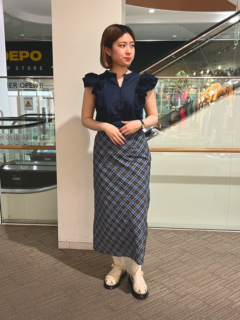 ホワイト系のサンダル、ブラウン系のスカート、ブルー系のシャツ/ブラウスを着用したレディースの夏コーディネートの2枚目の写真