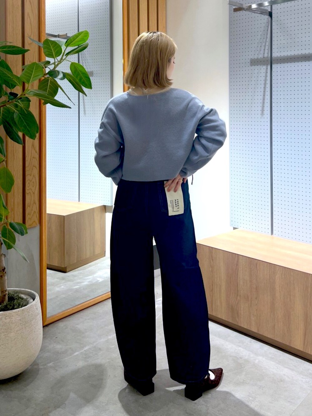 ブルー系のデニムパンツ、グレー系のボディバッグ/ウエストポーチ、ブルー系のワンピースを着用したレディースの冬コーディネートの7枚目の写真