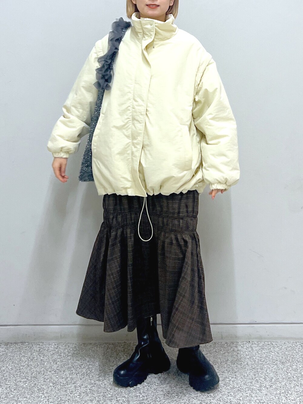 ホワイト系のスウェット、ホワイト系のダウンジャケット/コート、ブラウン系のスカートを着用したレディースの秋コーディネートの8枚目の写真