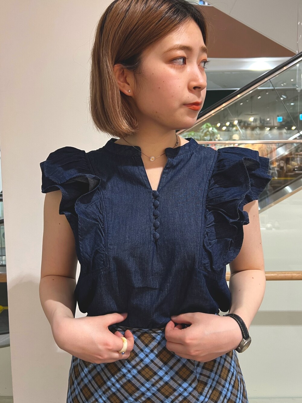 ホワイト系のサンダル、ブラウン系のスカート、ブルー系のシャツ/ブラウスを着用したレディースの夏コーディネートの3枚目の写真