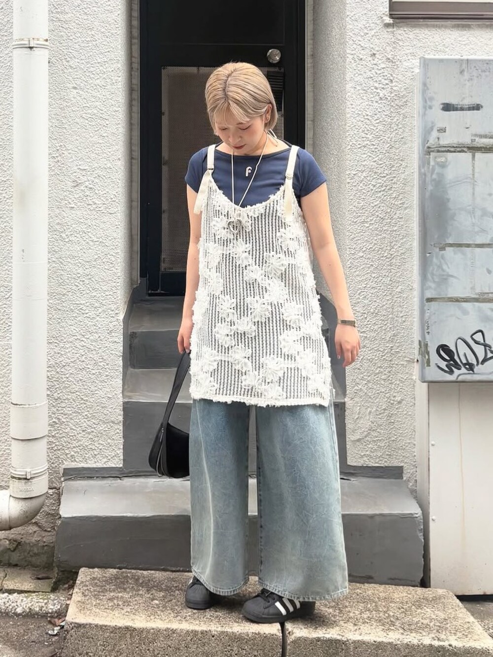 ブルー系のTシャツ/カットソー、ホワイト系のワンピース、ブルー系のその他パンツを着用したレディースの夏コーディネートの2枚目の写真