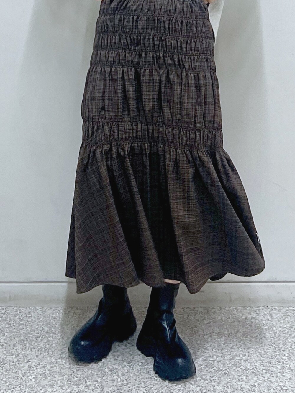 ホワイト系のスウェット、ホワイト系のダウンジャケット/コート、ブラウン系のスカートを着用したレディースの秋コーディネートの5枚目の写真