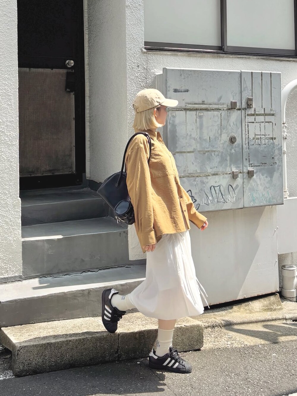 ベージュ系のシャツ/ブラウス、ホワイト系のスカートを着用したレディースの秋コーディネートの4枚目の写真