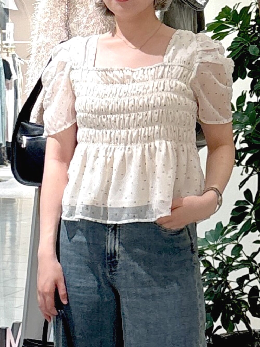 ホワイト系のシャツ/ブラウス、ブラウン系のパンプス、ブルー系のデニムパンツを着用したレディースの秋コーディネートの4枚目の写真