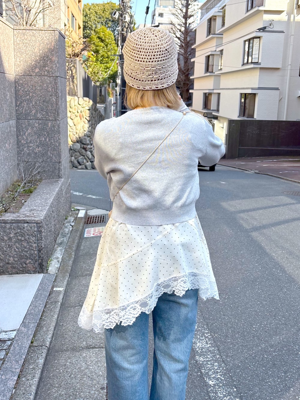 グレー系のニット/セーター、ホワイト系のワンピース、ホワイト系のニットキャップ/ビーニーを着用したレディースの春コーディネートの5枚目の写真