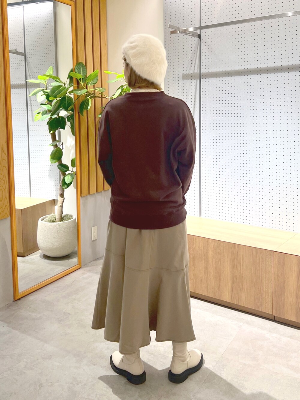 ブラウン系のワンピース、ホワイト系のTシャツ/カットソー、ブラウン系のTシャツ/カットソーを着用したレディースの秋コーディネートの4枚目の写真