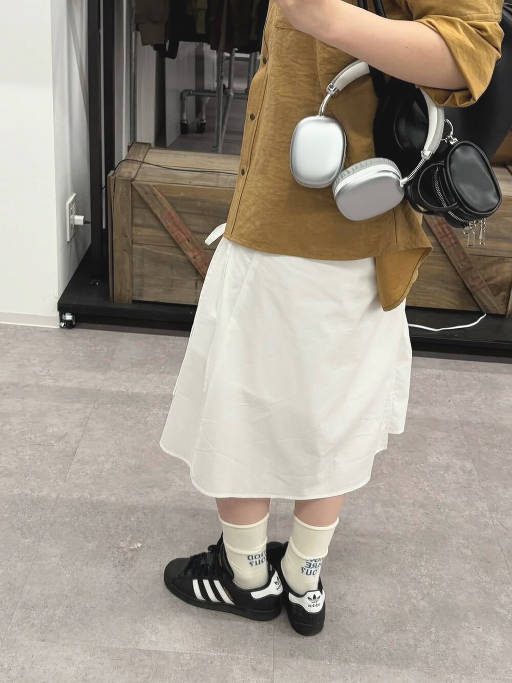 ベージュ系のシャツ/ブラウス、ホワイト系のスカートを着用したレディースの秋コーディネートの6枚目の写真