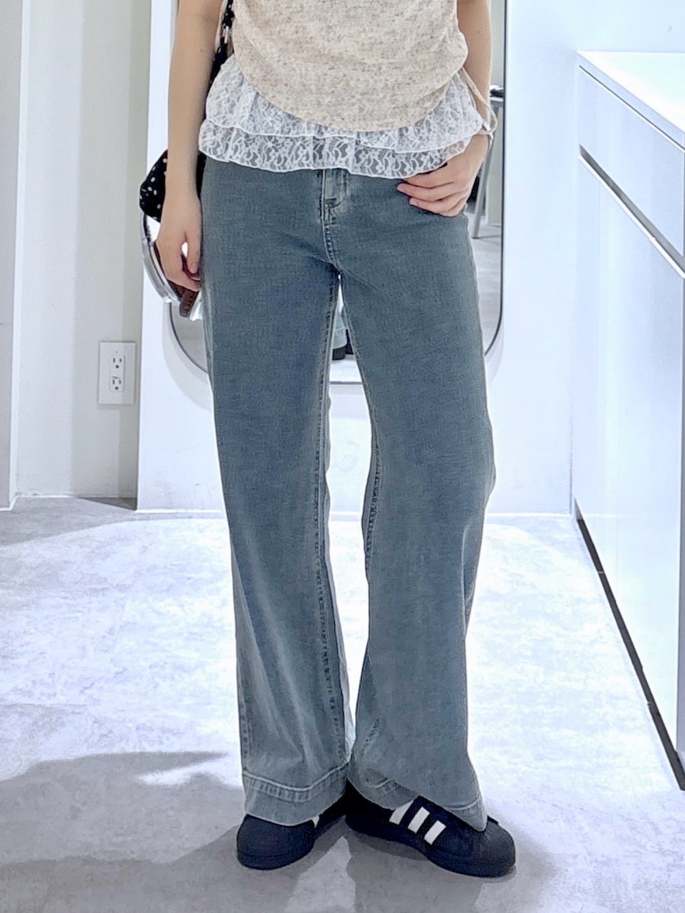 ブラウン系のTシャツ/カットソー、ブルー系のデニムパンツを着用したレディースの夏コーディネートの5枚目の写真