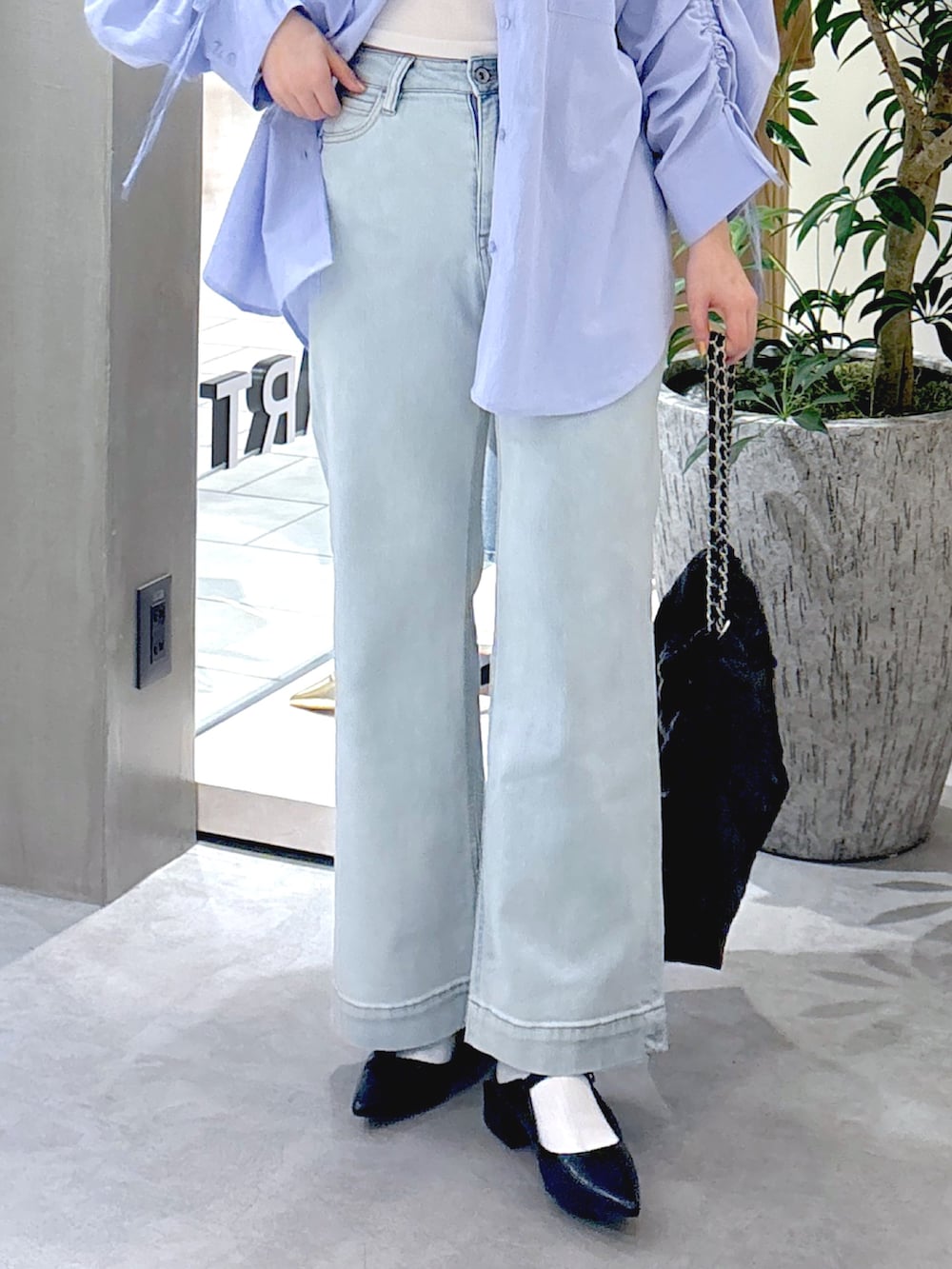 ブルー系のシャツ/ブラウス、ブルー系のデニムパンツ、ブラック系のパンプスを着用したレディースの春コーディネートの6枚目の写真