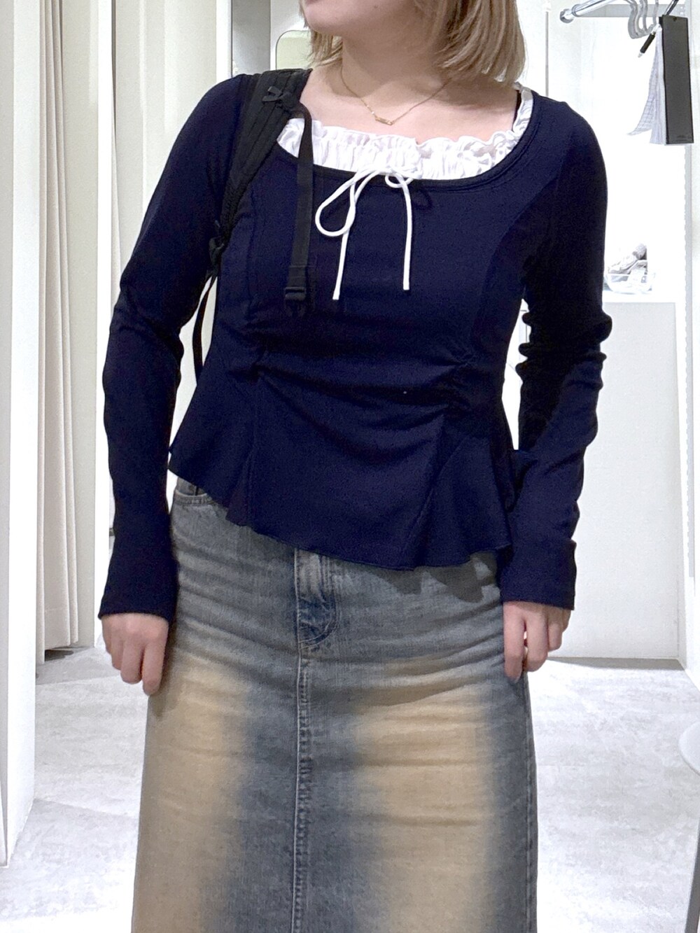 ブルー系のTシャツ/カットソーを着用したレディースの春コーディネートの4枚目の写真