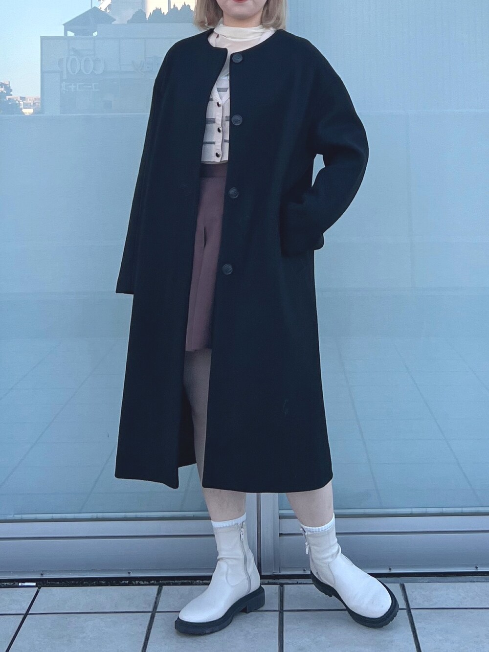 ブラウン系のその他パンツ、ホワイト系のニット/セーター、ブラック系のローファーを着用したレディースの冬コーディネートの4枚目の写真