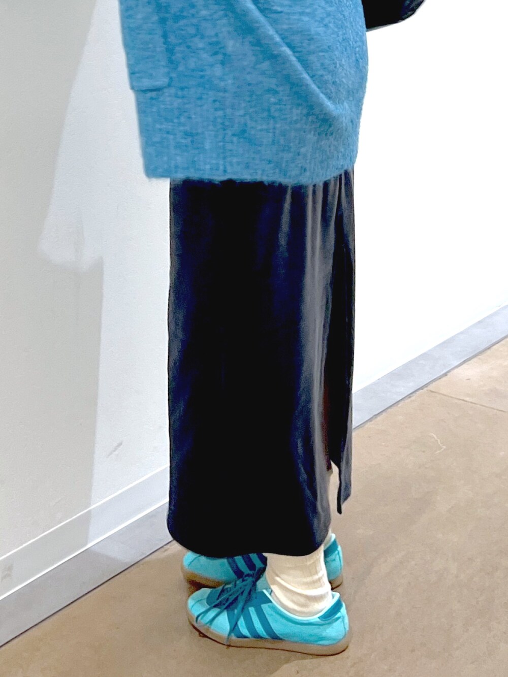 グレー系のワンピース、ブルー系のカーディガン/ボレロ、ブラウン系のトートバッグを着用したレディースの秋コーディネートの6枚目の写真