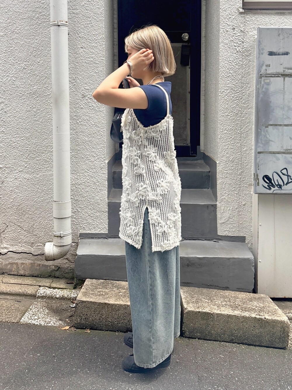 ブルー系のTシャツ/カットソー、ホワイト系のワンピース、ブルー系のその他パンツを着用したレディースの夏コーディネートの3枚目の写真