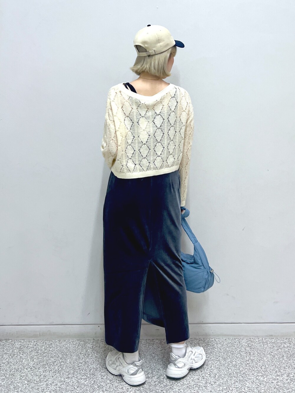 グレー系のワンピース、ホワイト系のニット/セーター、ブルー系のハンドバッグを着用したレディースの秋コーディネートの4枚目の写真