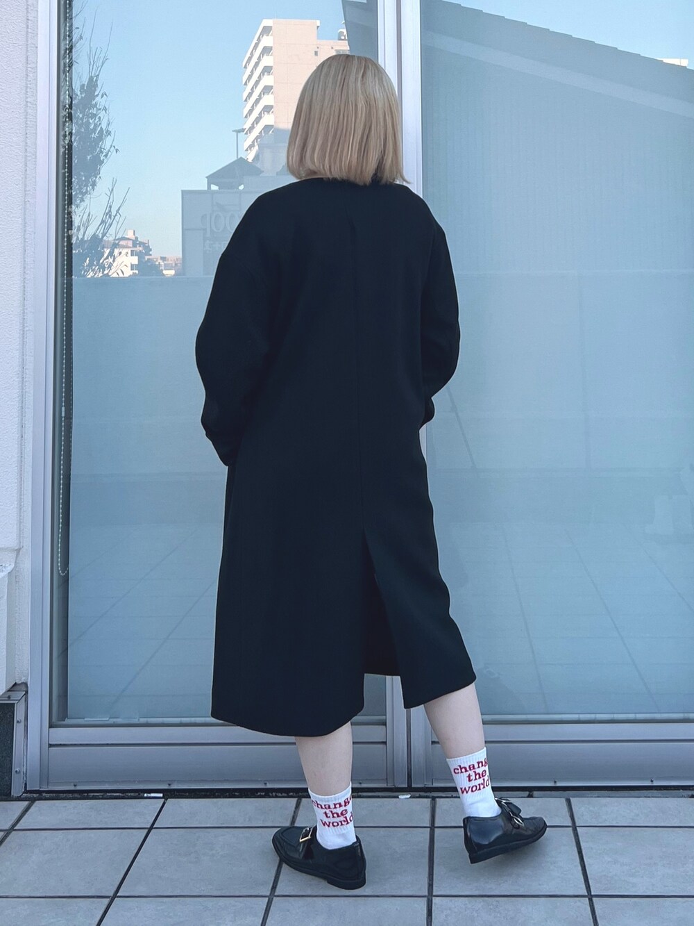 ブラウン系のその他パンツ、ホワイト系のニット/セーター、ブラック系のローファーを着用したレディースの冬コーディネートの5枚目の写真