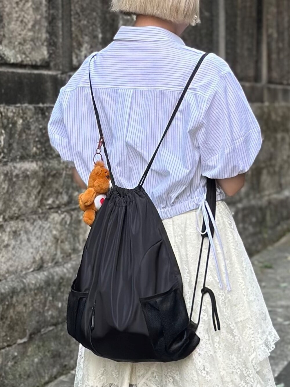 ホワイト系のシャツ/ブラウス、ホワイト系のスカート、ブルー系のデニムパンツを着用したレディースの夏コーディネートの4枚目の写真