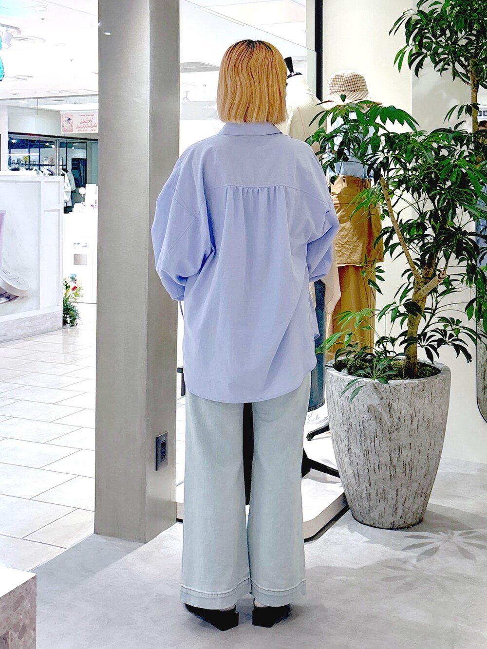 ブルー系のシャツ/ブラウス、ブルー系のデニムパンツ、ブラック系のパンプスを着用したレディースの春コーディネートの3枚目の写真