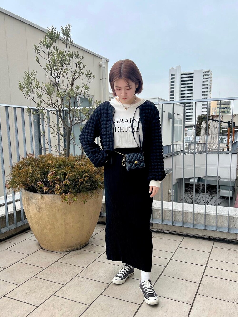 ブラック系のシャツ/ブラウス、ブラック系のスカート、ホワイト系のTシャツ/カットソーを着用したレディースの春コーディネートの3枚目の写真