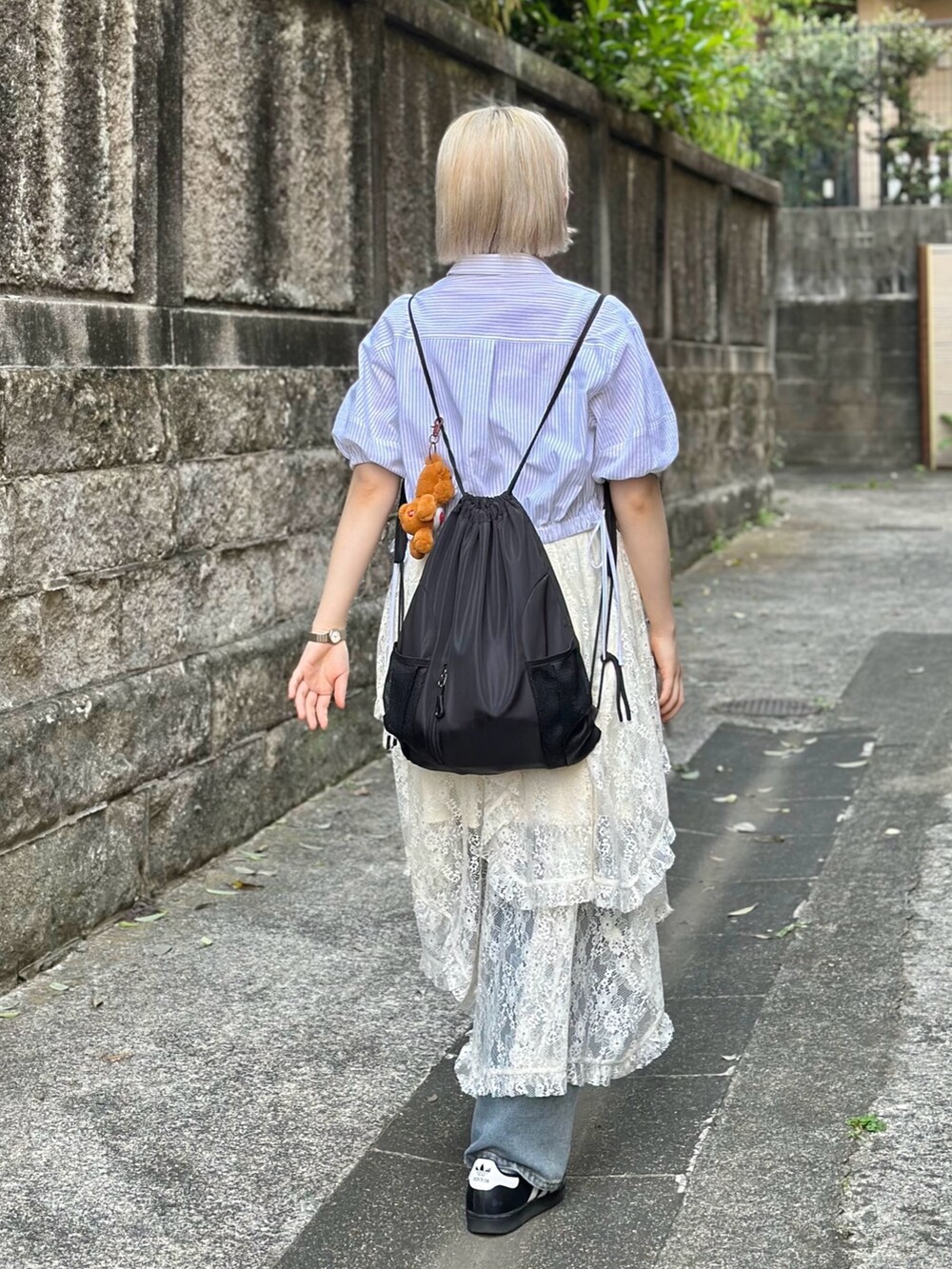 ホワイト系のシャツ/ブラウス、ホワイト系のスカート、ブルー系のデニムパンツを着用したレディースの夏コーディネートの3枚目の写真