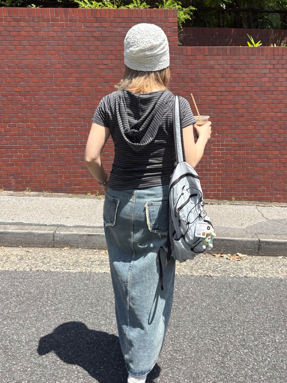 グレー系のTシャツ/カットソーを着用したレディースの夏コーディネートの3枚目の写真