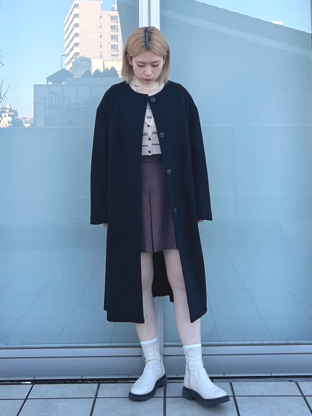 ブラウン系のその他パンツ、ホワイト系のニット/セーター、ブラック系のローファーを着用したレディースの冬コーディネートの2枚目の写真