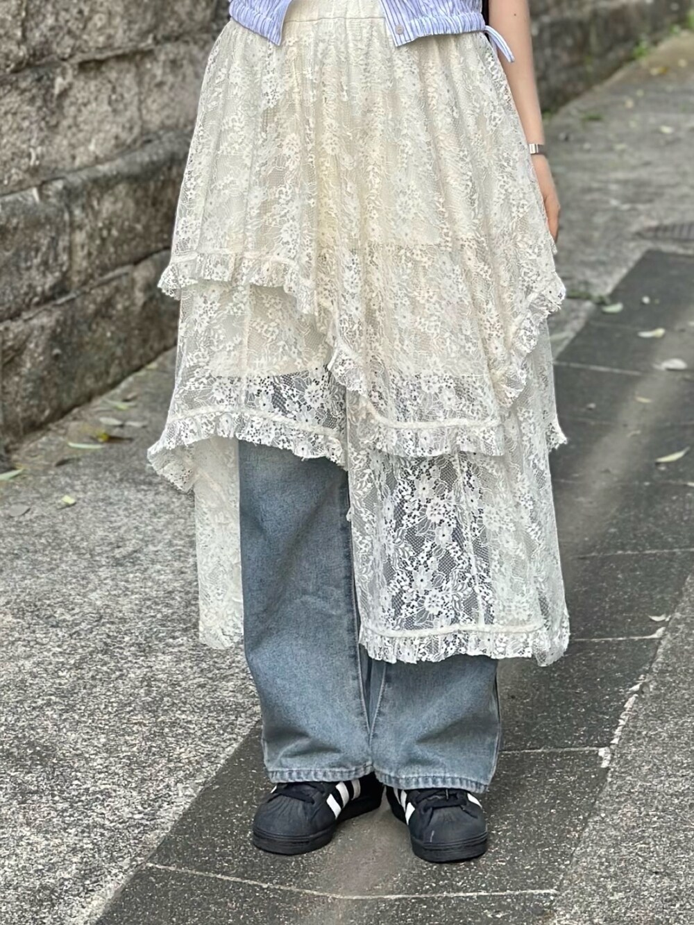 ホワイト系のシャツ/ブラウス、ホワイト系のスカート、ブルー系のデニムパンツを着用したレディースの夏コーディネートの5枚目の写真